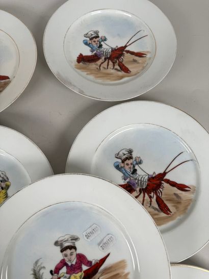 Série de onze assiettes en porcelaine à décor...