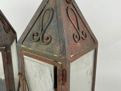 Paire de lanternes vitrées en métal ouvrant...