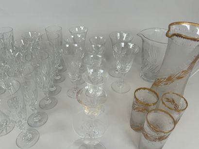 Diverses parties de services en verre et...