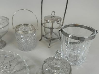 Lot en verre et cristal comprenant : 
- drageoir,...
