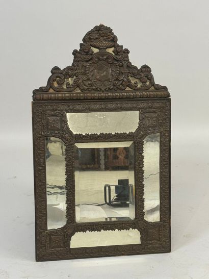Miroir à parcloses en métal repoussé à décor...