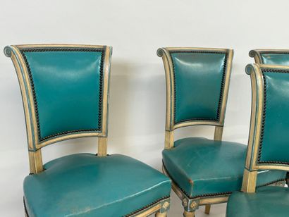 Série de quatre chaises en bois mouluré et...