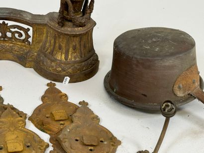 Lot comprenant paire de chenets en bronze,...