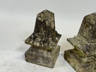 Paire de faitages en pierre sculptée, la...