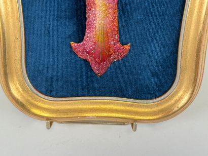 Enameled brass cross.
Presented on its blue...