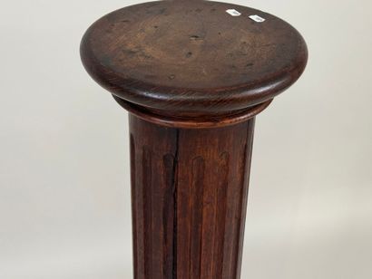 Colonne en bois mouluré, le fut cannelé,...