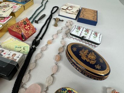 Important lot of pearls, necklaces, playing...