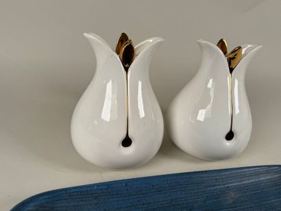 Paire de vases en céramique à décor doré...
