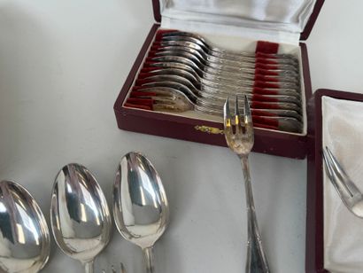 ERCUIS.
Partie de ménagère en métal argenté...