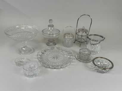 Lot en verre et cristal comprenant : 
- drageoir,...