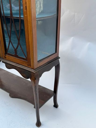 Vitrine galbée en placage de bois exotique,...