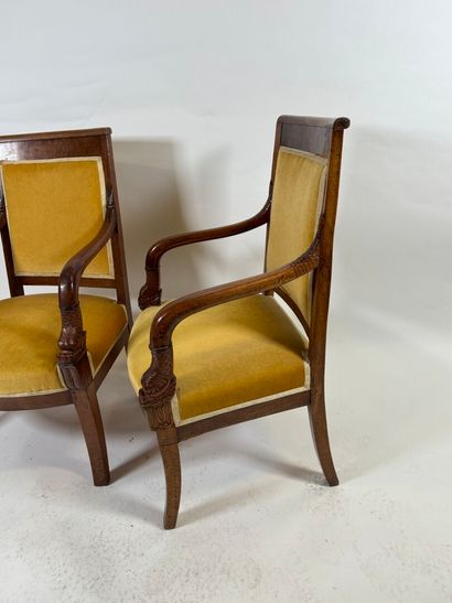 Paire de fauteuils en acajou mouluré et sculpté,...
