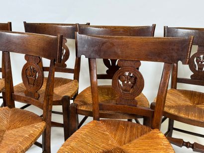 Suite de six chaises en chêne mouluré et...