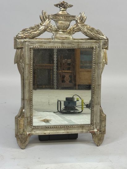 Miroir en bois sculpté et argenté à décor...