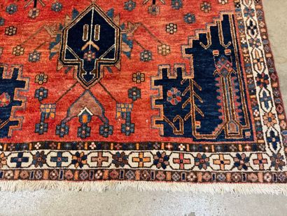 Tapis d'orient en laine nouée main à décor...
