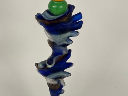 MURANO, XXe.
Bougeoir en verre coloré.
H....