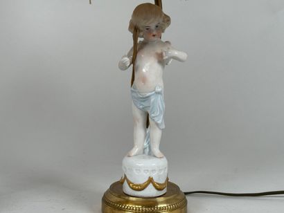 CAPODIMONTE.
Paire de lampes à décor d'un...