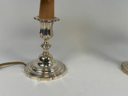 Paire de lampes en métal argenté.
Style Louis...