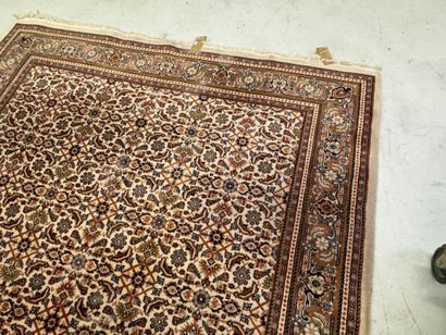 Important tapis en laine nouée main à décor...