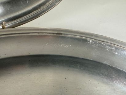 Lot de deux plats de service en métal argenté...