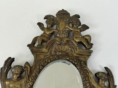 Miroir en bronze ciselé figurant deux angelots,...