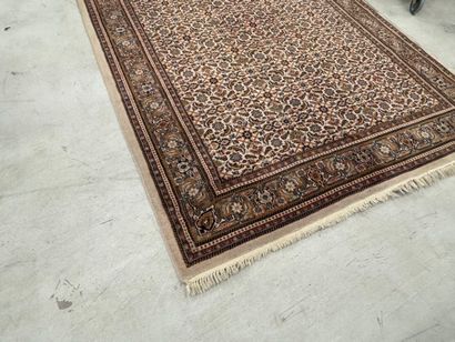 Important tapis en laine nouée main à décor...