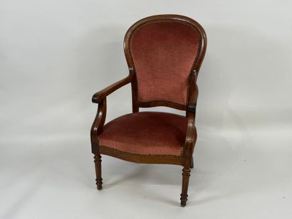 Fauteuil en bois mouluré, la garniture de...
