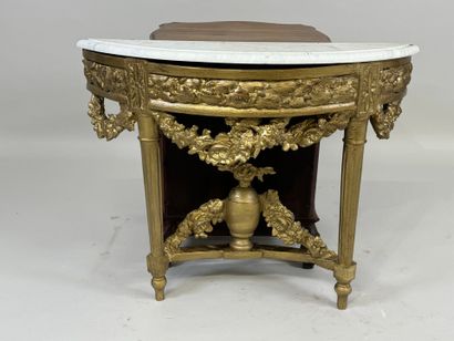 Console basse demi-lune en bois redoré mouluré...