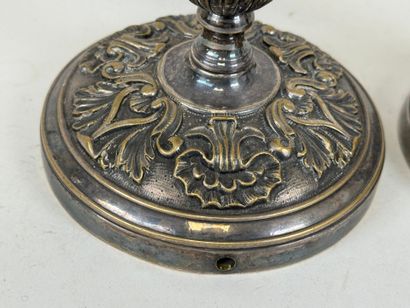 Paire de bougeoirs en bronze argenté, la...