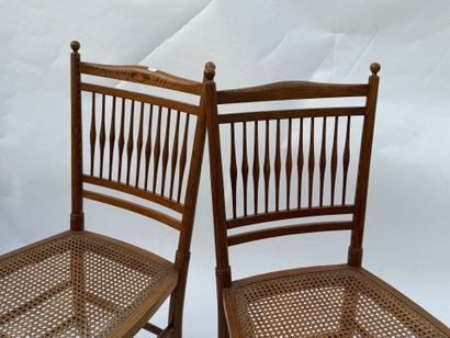 Paire de chaises de chambre en pitchpin.
Vers...