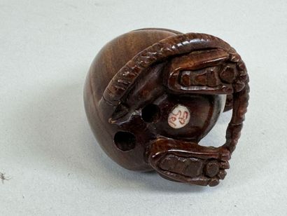 JAPON,XXe.
Netsuke en bois sculpté figurant...