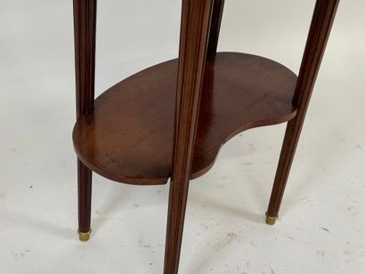 Small oval flying table in mahogany veneer,...