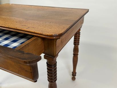 Petit bureau en bois mouluré et tourné, ouvrant...