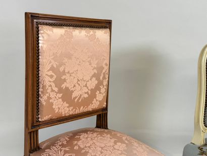 Chaise en bois mouluré, la garniture de soie...