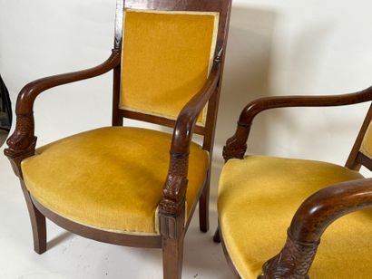 Paire de fauteuils en acajou mouluré et sculpté,...