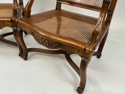 Paire de fauteuils en bois mouluré et sculpté...
