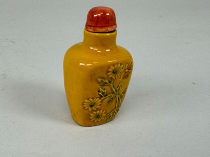 CHINE, XXe.
Tabatière en porcelaine colorée...