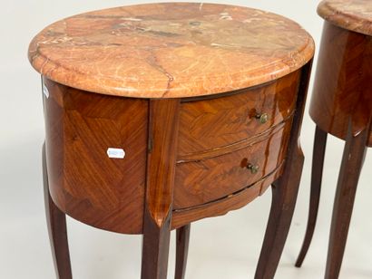 Paire de chevets de forme ovale en bois et...
