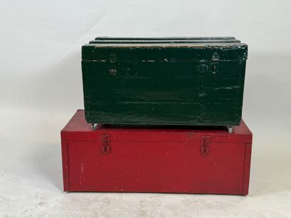 Deux malles rectangulaires en bois et métal...