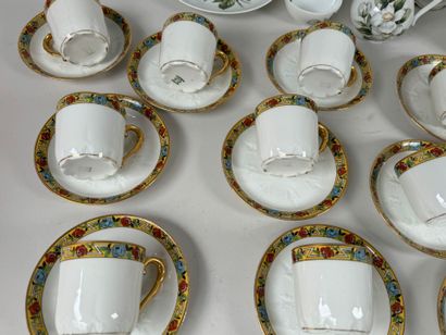 Partie de service à café en porcelaine blanche...