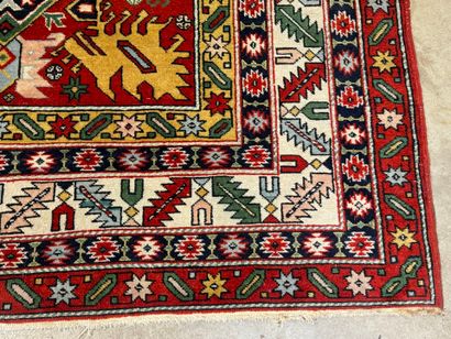 Tapis d'orient en laine nouée main à décor...