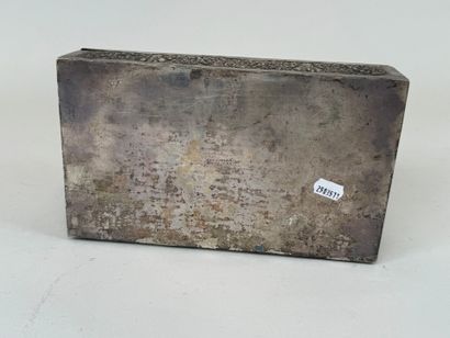 Boite rectangulaire en métal argenté à décor...