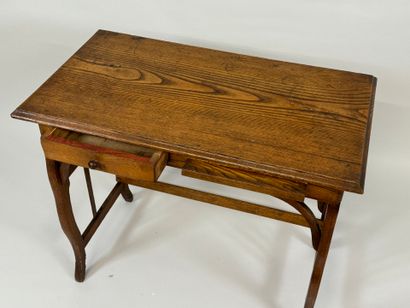 Petit bureau en chêne ouvrant par un tiroir...