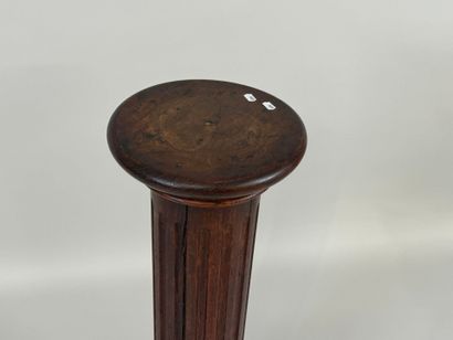 Colonne en bois mouluré, le fut cannelé,...