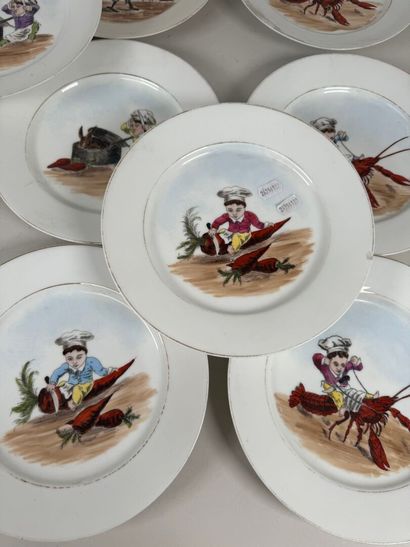 Série de onze assiettes en porcelaine à décor...