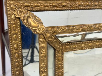 Miroir à parcloses en laiton repoussé à décor...