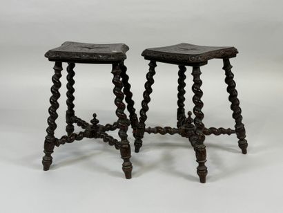 Paire de tabourets en bois tourné, l'assise...