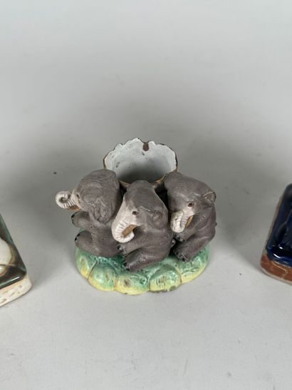 Paire de cendriers en faïence polychrome...