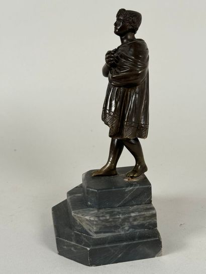 20th century school.
Antique figure.
Bronze...
