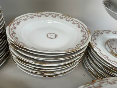 Partie de service de table en porcelaine...